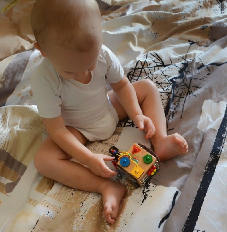 Planche occupée Montessori pour les tout-petits : jouet d'activité pour stimuler le cerveau